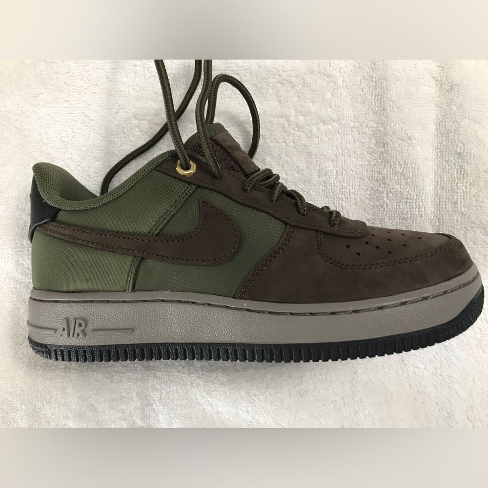 Nike Air Force 1.. Boys -Beef and Broccoli sz 4Y new without tags and box.